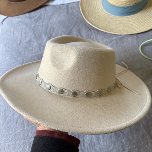 Cream Hat ✨ - Picture 3 of 4